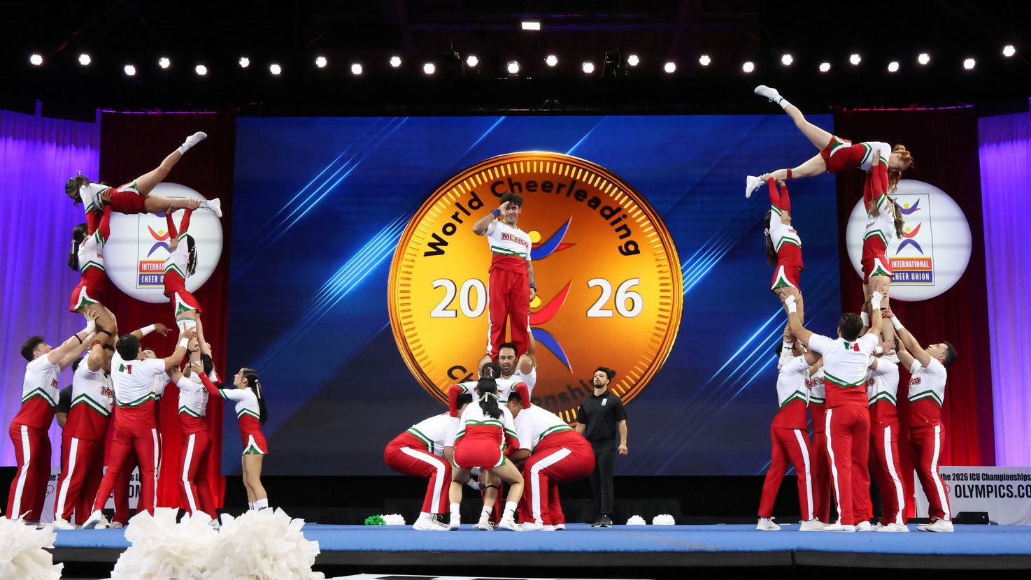 Team México Coed Premier montando una pirámide en competencia